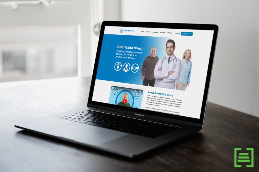 Una laptop con un website en pantalla para demostrar la creación de websites de Elian RC